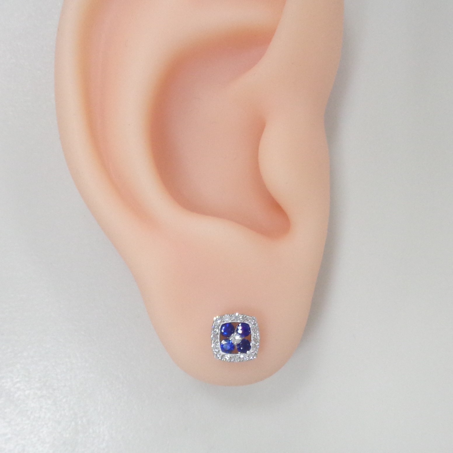 Золотые серьги-пусеты 585 пробы; родий; вставки 8 Сапфир 0,306 2/2; 2 Бр.Кр-17 0,015 2/2А; 32 Бр.Кр-